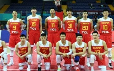 男篮黄金一代现，国足仍待曙光