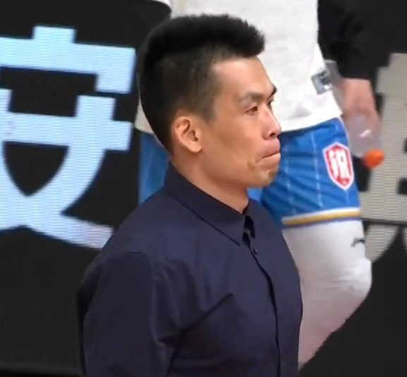 朝鲜队主帅怒斥裁判偏判：赛后炮轰判罚尺度引发争议